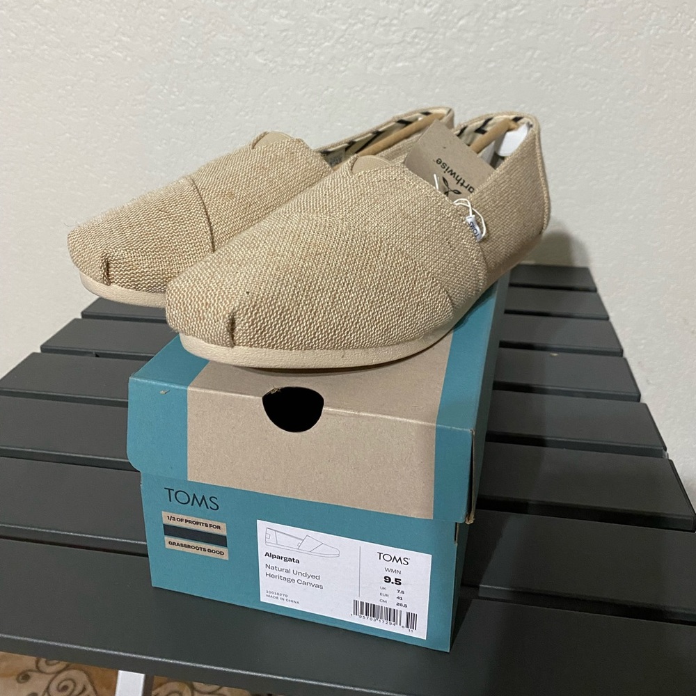 Women’s Alpargata Toms’ size 9.5